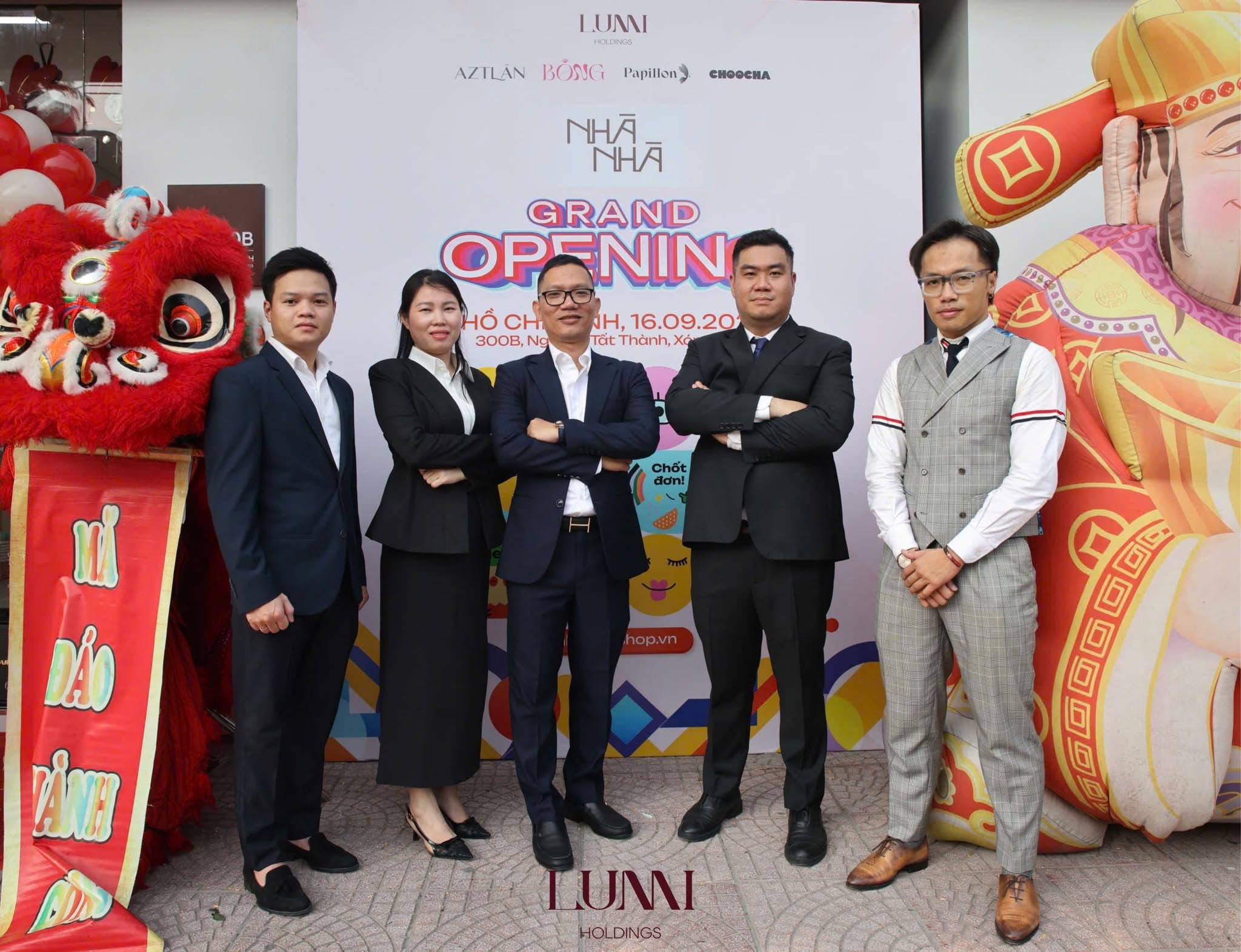 Ban lãnh đạo LUMI HOLDINGS trước backdrop khai trương