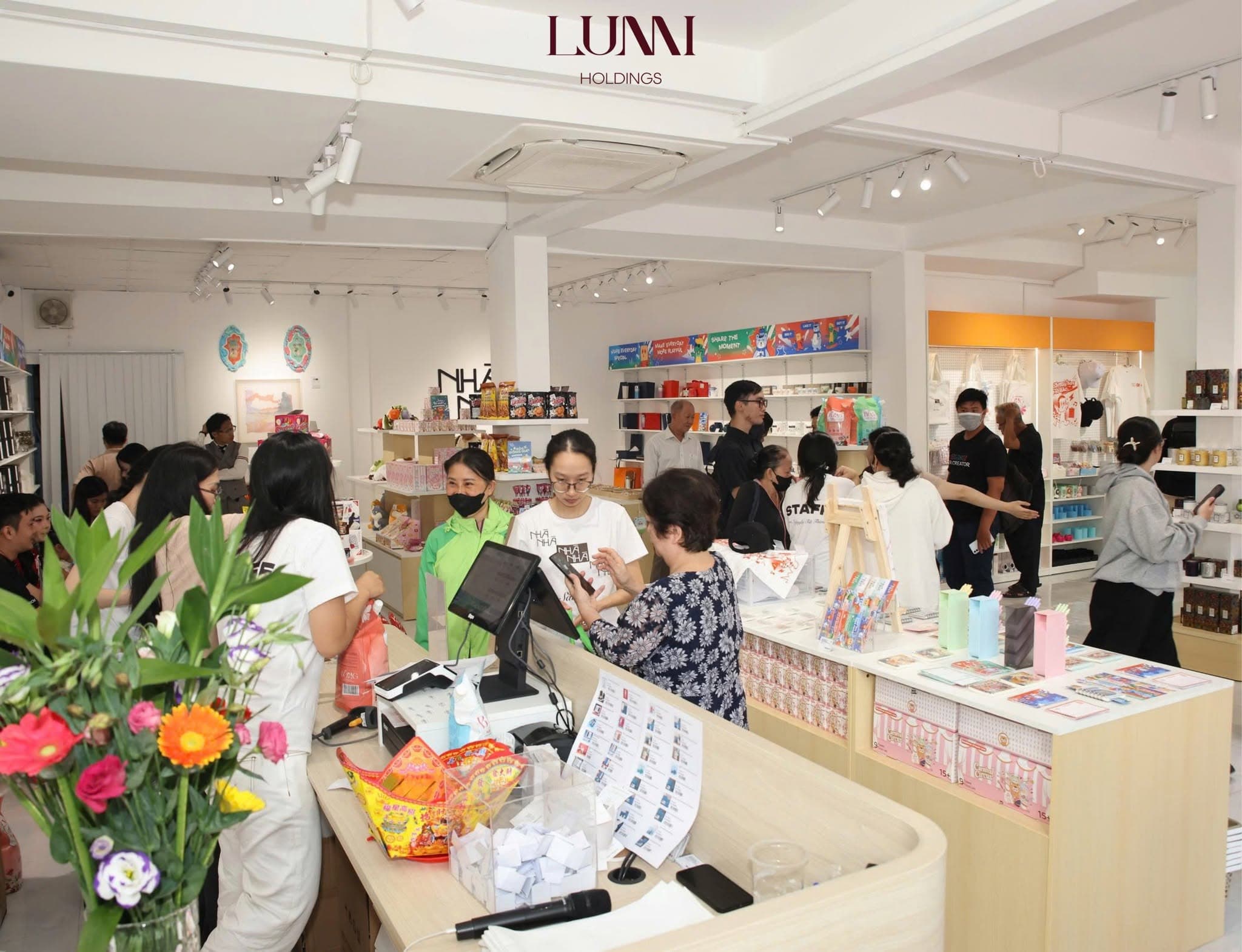 Quầy thanh toán và không khí mua sắm tấp nập tại NHÀ NHÀ SHOP