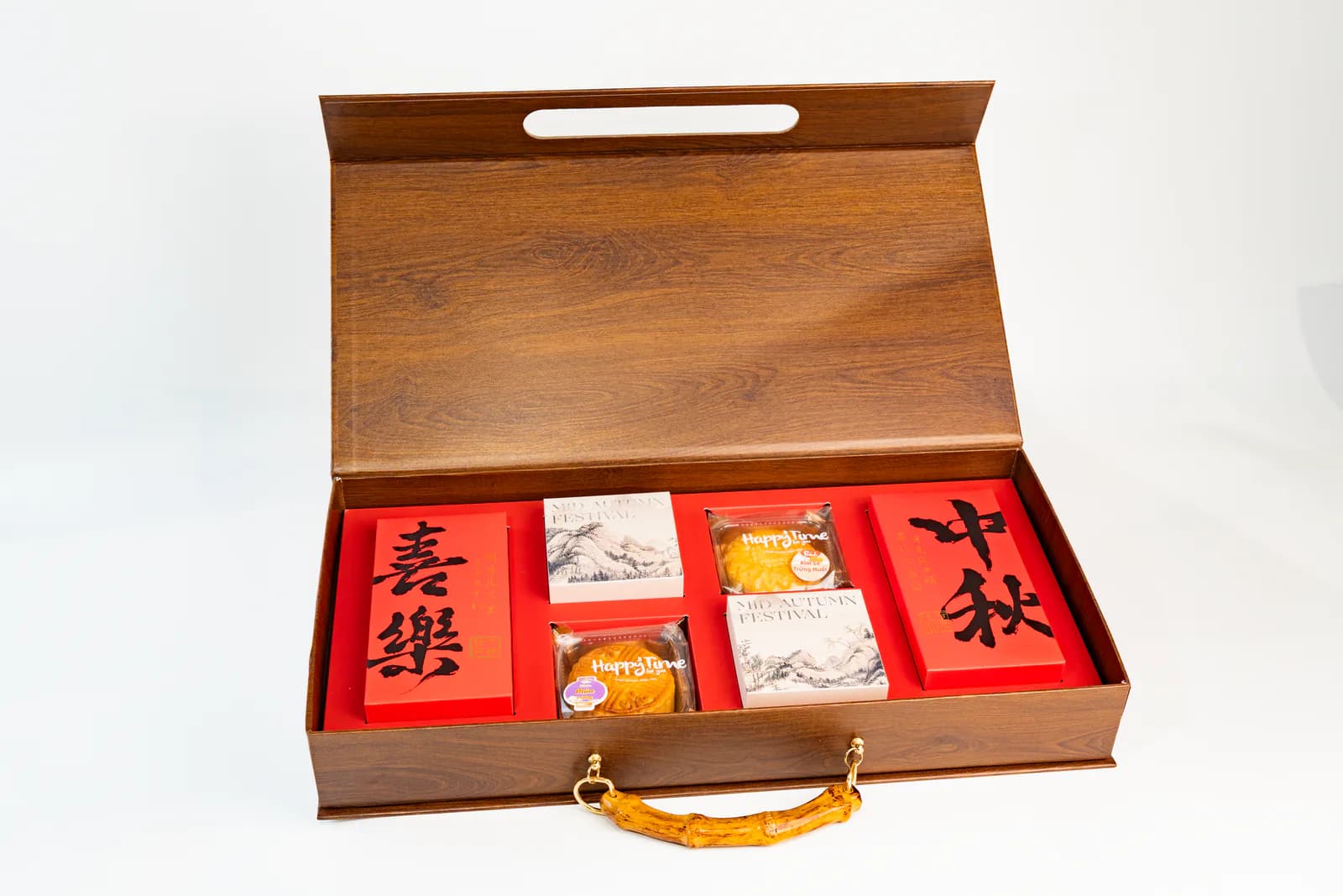 PAPILLON mooncake cross section and hot tea