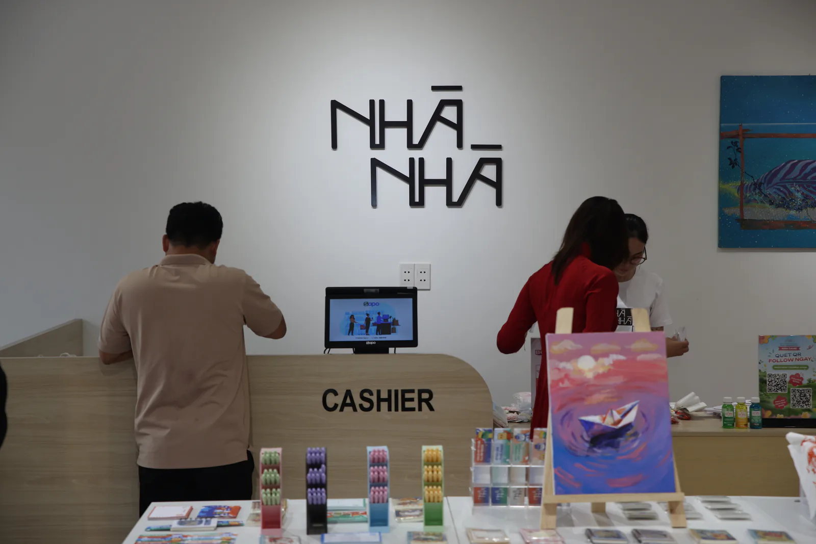 Quầy thu ngân với biển hiệu NHÀ NHÀ
