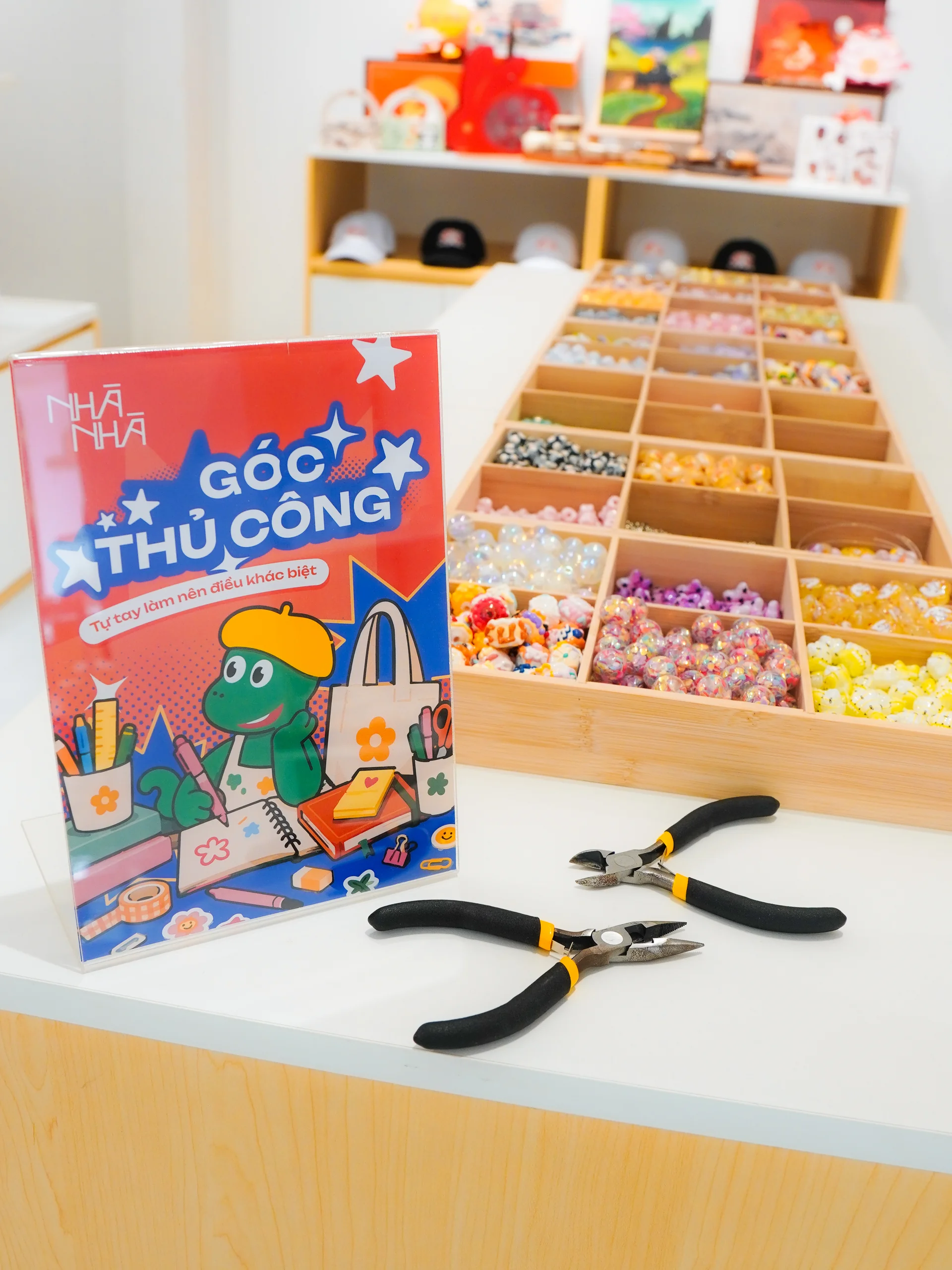 Góc thủ công với hạt cườm, dụng cụ và phụ kiện DIY