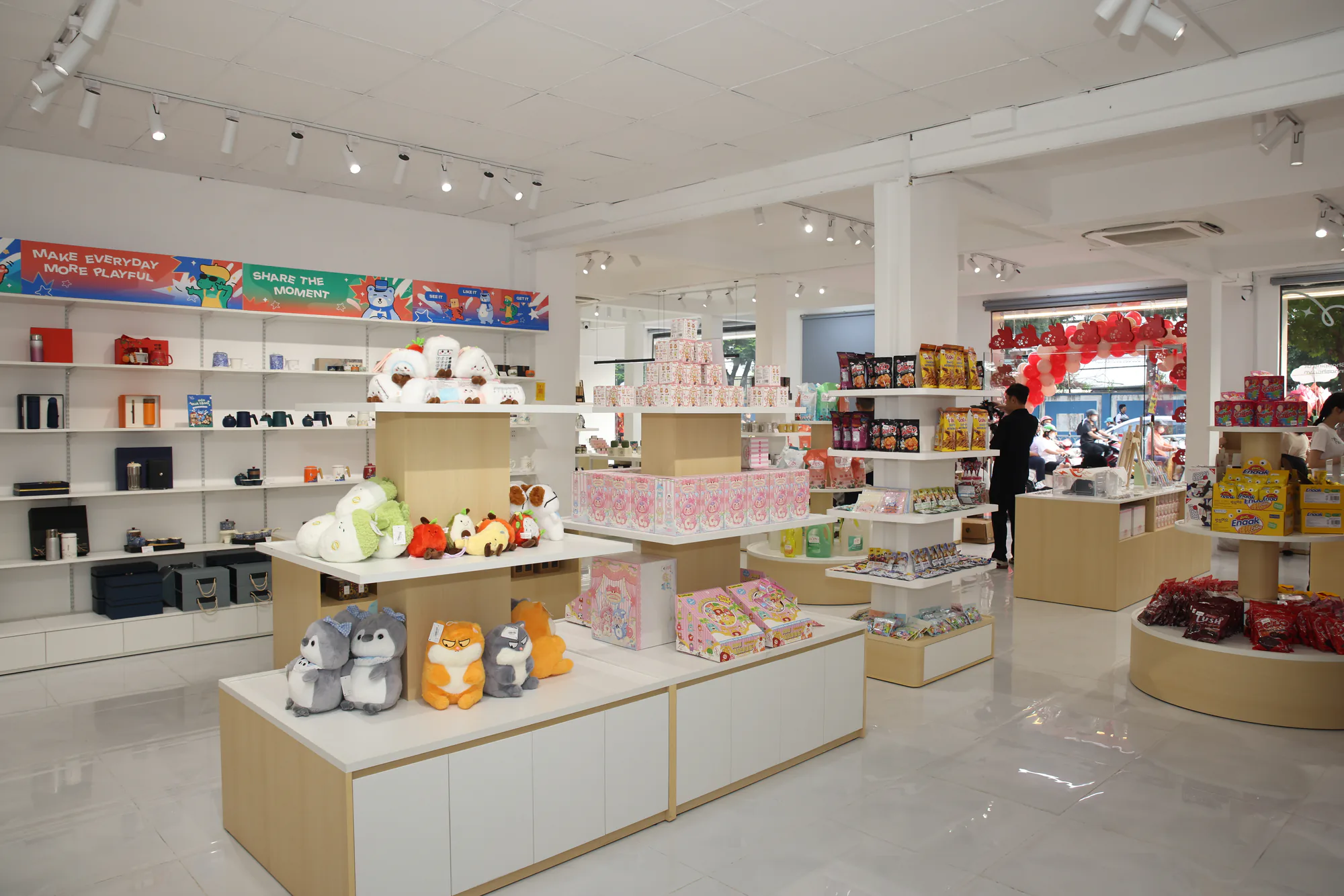 Kệ đồ gia dụng dưới banner Bring home a little joy