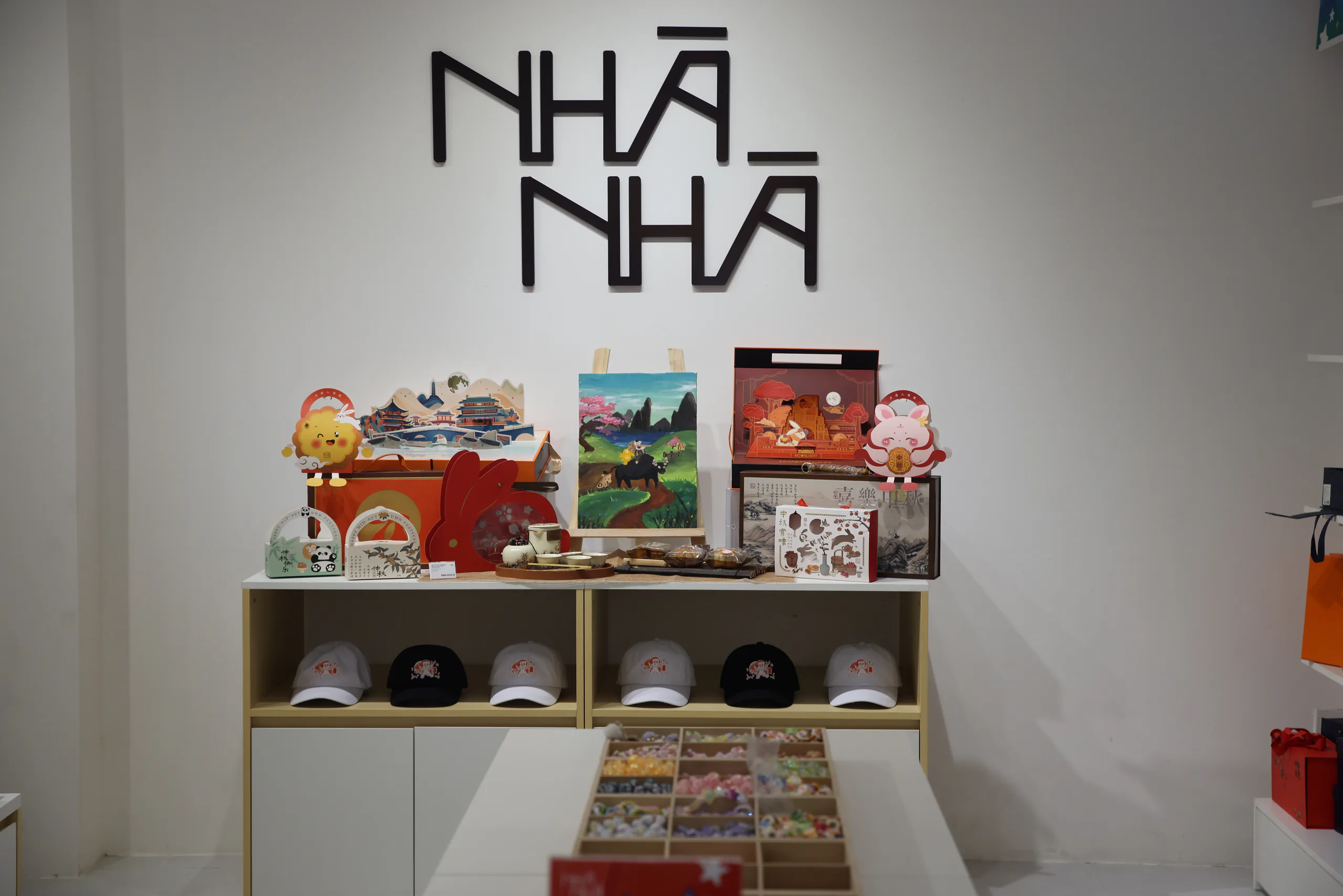 Không gian cửa hàng NHÀ NHÀ với biển hiệu và kệ trưng bày